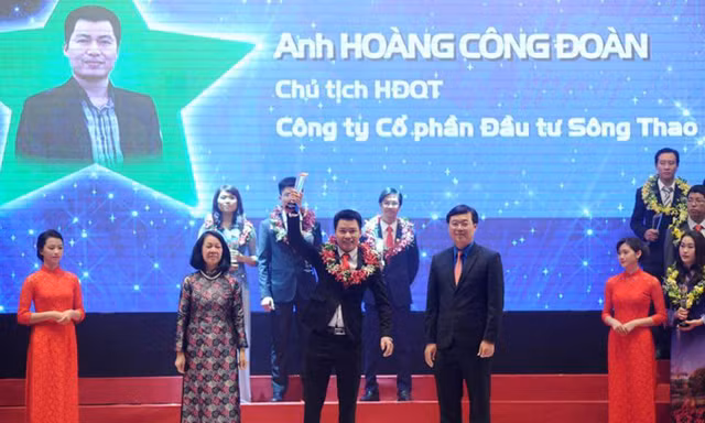 Doanh nhân Hoàng Công Đoàn tại lễ trao giải thưởng TOP 10 Doanh nhân trẻ xuất sắc khởi nghiệp năm 2016. Ảnh: Bình Minh.
