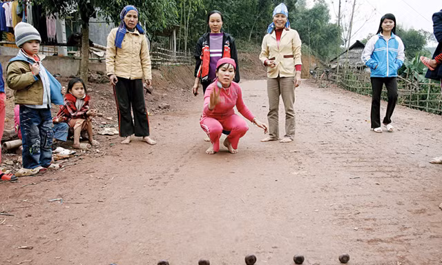Hạt mảng dùng để ném được gọi là tín chờ, trong khi một đội ném tín chờ, đội còn lại có nhiệm vụ canh để dựng lại các đồng mảng bị ném trúng.