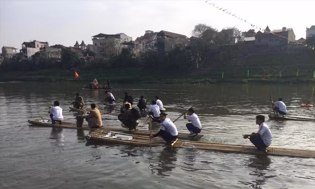 Đua thuyền trên sông Kỳ Cùng. Ảnh: Duy Chiến.