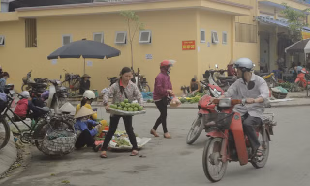 Chợ cóc họp bên ngoài chợ chính