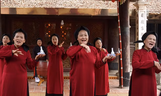Nghệ nhân phường xoan An Thái hát xoan cổ tại đình làng Hùng Lô. Ảnh: Toan Toan.