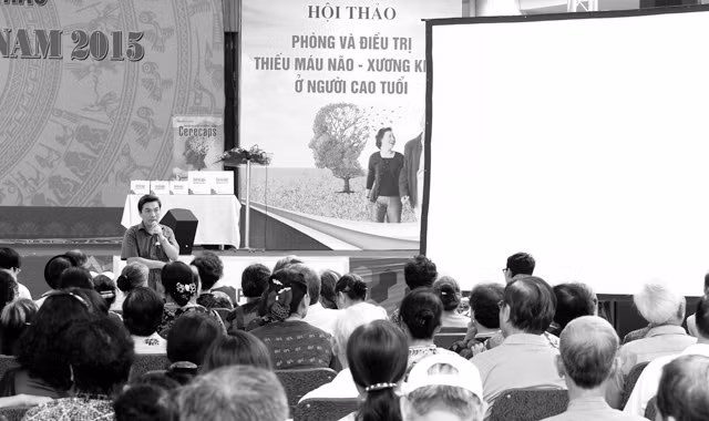 Ths. Hoàng Khánh Toàn, Trưởng khoa đông y Bệnh viện Trung ương Quân đội 108 chia sẻ tại hội thảo