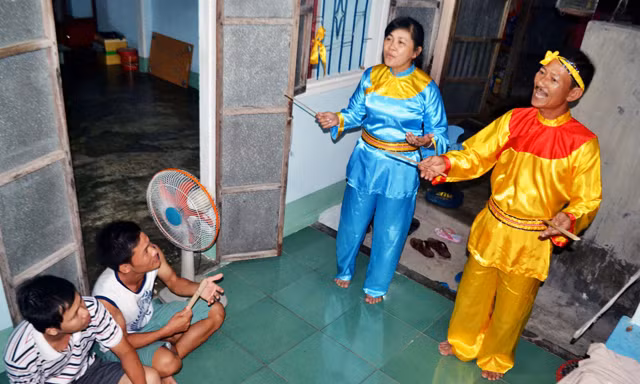 Những giờ rảnh rỗi, gia đình ông Phước, bà Hoa lại quây quần bên nhau hô hát bài chòi. Ảnh: Hoài Văn