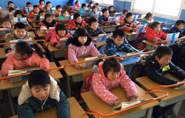 Phụ huynh choáng với sách giáo dục giới tính mới