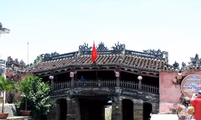 Trùng tu Chùa Cầu: Cạo trọc rồi đội tóc giả?