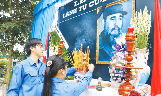 Dân làng Moncada - xã Lương Hòa dâng hương Lãnh tụ Cuba Fidel Castro tại buổi lễ. Ảnh: TTXVN