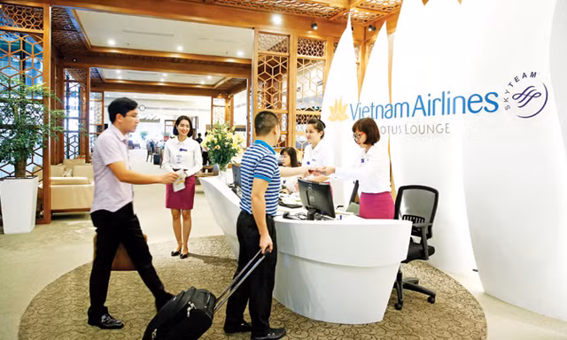 Khu vực lễ tân với hình ảnh hoa sen đặc trưng của Vietnam Airlines. Ảnh: Hồng Vĩnh