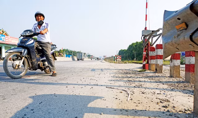 Dân đã đóng quỹ bảo trì qua đầu phương tiện nhưng QL 1A vẫn nhiều rác thải, đất đá. Ảnh: Sỹ Lực