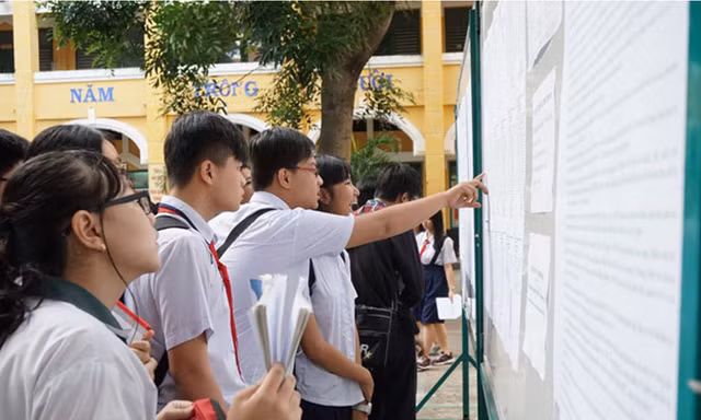 Học sinh xem kết quả điểm thi lớp 10 . Ảnh: Hồng Vĩnh.