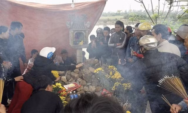 Hương khói nghi ngút đêm ngày trên ngôi mộ có hai con rắn.