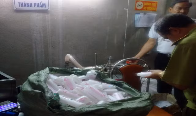 Mỹ phẩm cao cấp được sản xuất như nấu cám lợn. Ảnh: Đức Huy