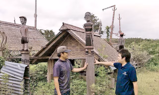 Tượng mộc nhân trước mộ tượng trưng người sống đang đứng canh giấc ngủ ngàn thu của người đã khuất.