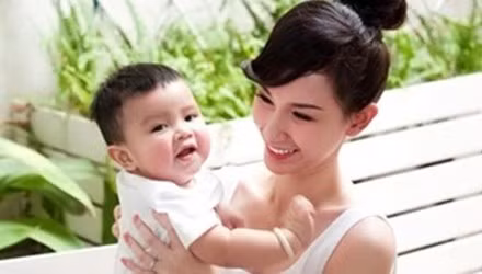 MC Quỳnh Chi và con trai.