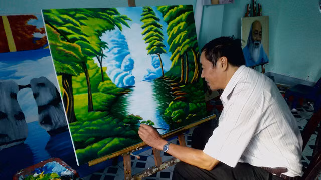 Những nỗ lực của họa sĩ thương binh một tay Nguyễn Đình Lực đã cho ra đời những bức tranh sơn dầu sống động, tinh tế, không thua kém những họa sĩ chuyên nghiệp. Ảnh: Cảnh Kỳ. 