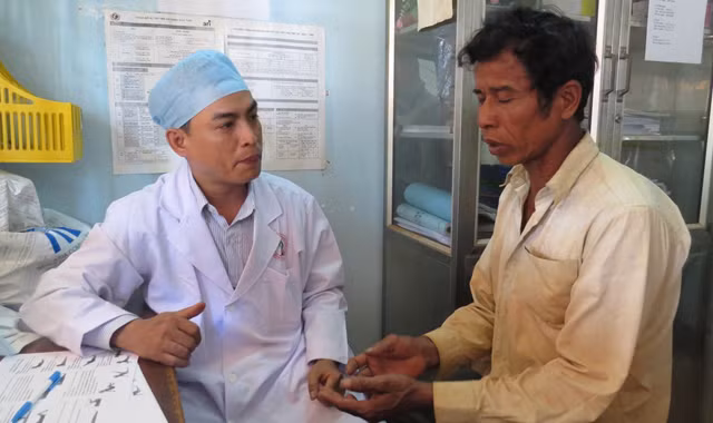 Bác sĩ đang khám bệnh cho người dân xã Hưng Phước