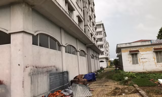 Khu nhà tái định cư Sài Đồng do Handico3 làm chủ đầu tư để hoang hơn chục năm đã xuống cấp trầm trọng.