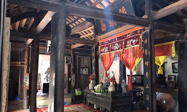 Bên trong một ngôi nhà cổ ở Đường Lâm. Ảnh: Cao Lâm.