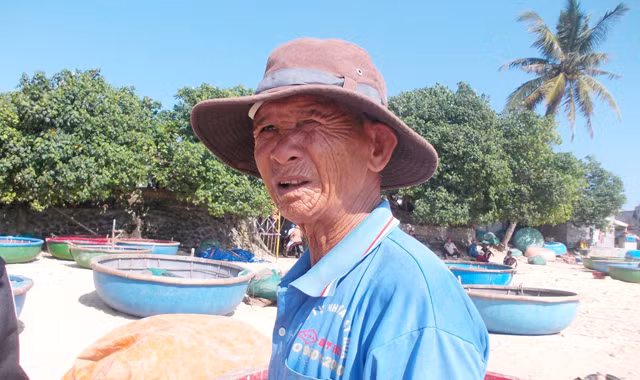 Ông Bòe sau một đêm đi biển về