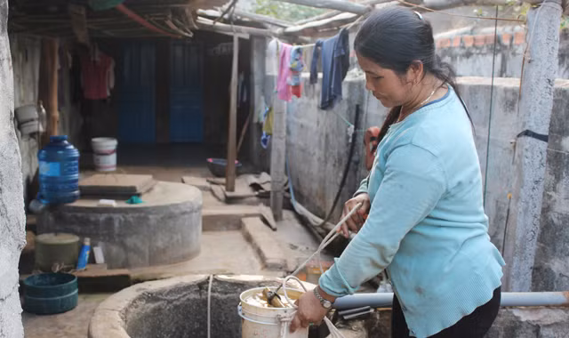 Bà Thơm với giếng nước nhiễm mặn là nguồn nước sinh hoạt của gia đình