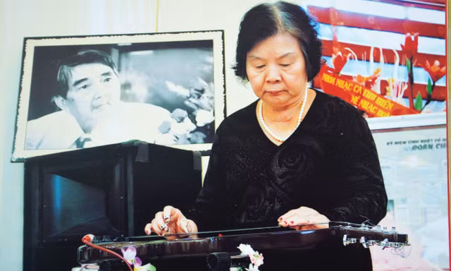 Bà Bạch Liên chơi đàn guitar Hawaii tưởng nhớ nhạc sĩ Đoàn Chuẩn.