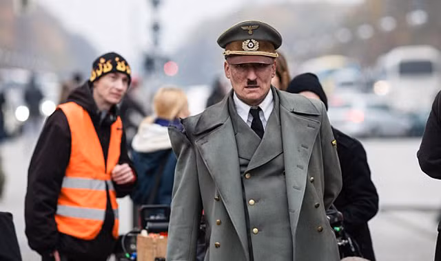 'Hitler' ra phố được mời chụp ảnh tự sướng