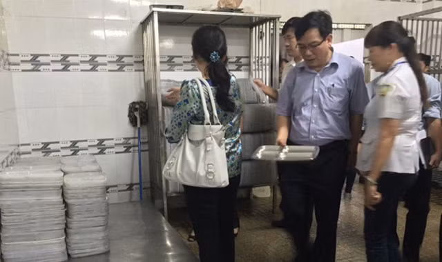 Kiểm tra cơ sở vật chất đã xuống cấp, không bảo đảm vệ sinh của DNTN Thiên Đông (Bình Dương). Ảnh: Quốc Ngọc
