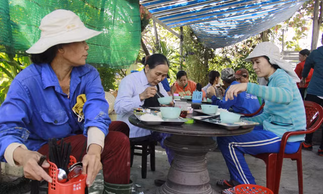 Nhiều tháng nay, quán cơm 1.000 đồng (đường Đỗ Ngọc Du, quận Thanh Khê, TP Đà Nẵng) là địa chỉ người lao động nghèo, sinh viên thường tìm đến mỗi trưa. Ảnh: Thanh Trần