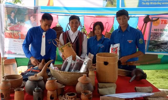 K’brooke (thứ 2 từ trái sang) bên những sản phẩm truyền thống của người K’ho. Ảnh: H.T
