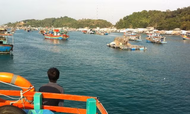 Chở nước ra đảo Nam Du. 