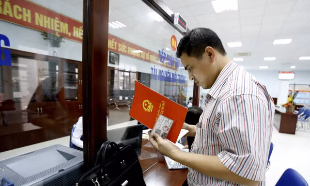 Người dân, doanh nghiệp sẽ tiết kiệm được thời gian và công sức khi giao dịch điện tử trong lĩnh vực đất đai được thực hiện. Ảnh minh họa: Như Ý
