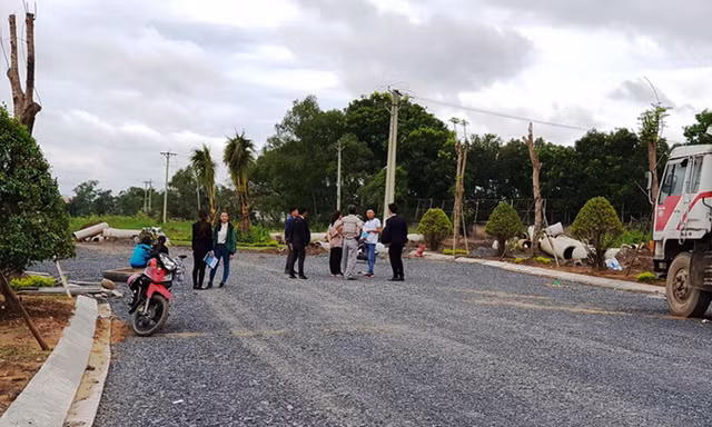 Người dân đổ xô đi mua đất nền trong cơn sốt giá.