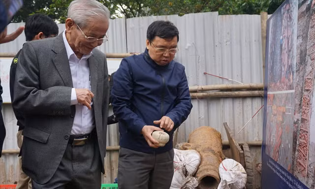GS Phan Huy Lê trong cuộc báo cáo kết quả khai quật điện Kính Thiên hồi tháng 4/2018. Ảnh:Toan Toan.
