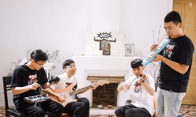 Là một ban nhạc indie, các thành viên của Ngọt đều tự kiêm nhiệm nhiều vai trò trong nhóm.