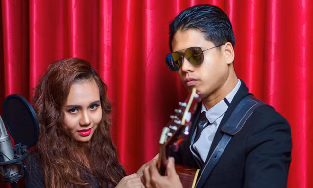 Sa Huỳnh bên ông xã kiêm nhà sản xuất Duy Hùng. Ảnh: Tuấn Lê.