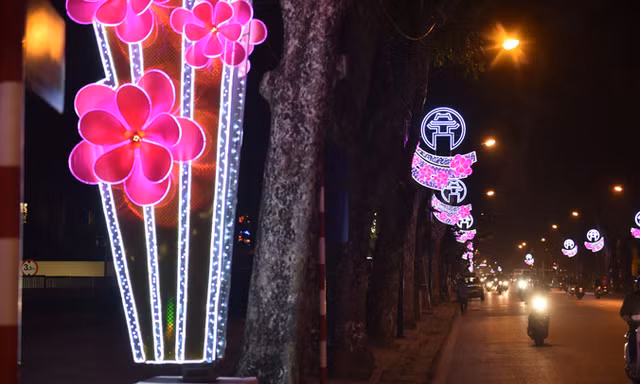 Ánh đèn trang trí trên đường Điện Biên Phủ, Hà Nội. Ảnh: Như Ý.