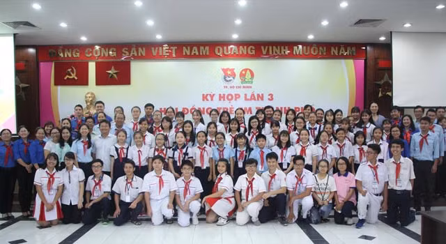 Đại biểu HĐTE chụp ảnh lưu niệm tại kỳ họp.