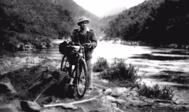 Ông Nguyễn Lam trên đường công tác ở Việt Bắc những năm kháng chiến chống Pháp - 1950