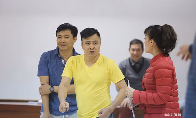 "Táo" Tự Long đã làm náo loạn buổi tập tối 11/1 và rạng sáng 12/1. (Ảnh: N.A)