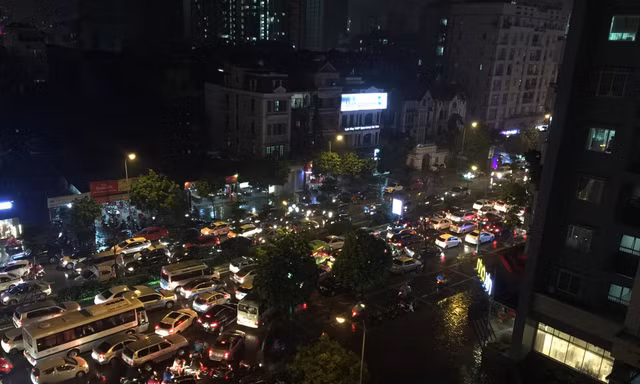 Nhiều tuyến phố ở Hà Nội tê liệt sau mưa giông 