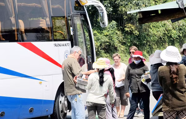 Du lịch tự phát, chèo kéo khách trên đèo Hải Vân