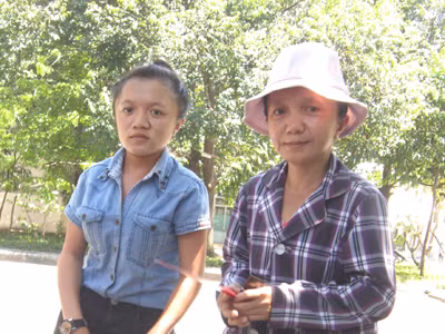 Hai mẹ con xương thủy tinh đi thi