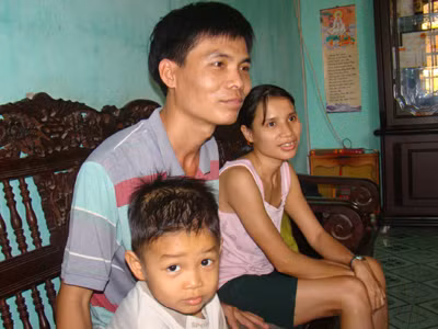 Vợ chồng anh Nguyễn Đức Thuận, tết này không về quê, tiết kiệm tiền tàu xe gửi về quê giúp cha mẹ