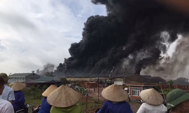 Cháy nhà máy gạch ngói Thạch Bàn ở Bắc Giang
