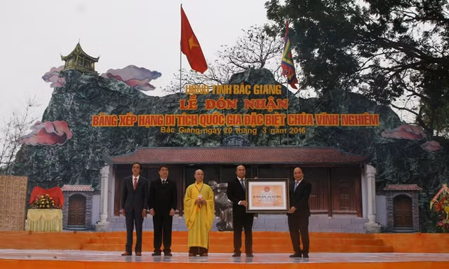  Phó Thủ tướng Nguyễn Xuân Phúc trao Bằng công nhận Di tích quốc gia đặc biệt chùa Vĩnh Nghiêm. Ảnh: Nguyễn Trường