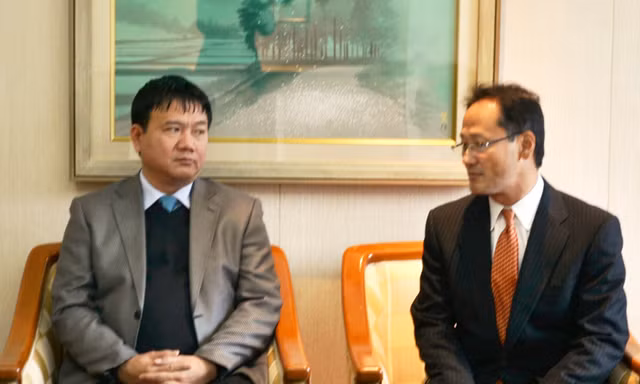 Bộ trưởng Đinh La Thăng (trái)