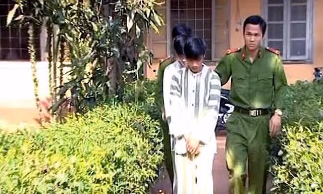 Nhân và Hậu tại cơ quan công an