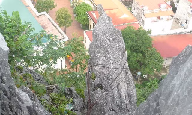 Hòn đá như sắp rơi rụng làm nhiều người khiếp đảm. Ảnh: Duy Chiến