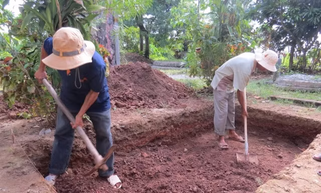 Trong ngày đầu tiên tiến hành khảo cổ học gò Dương Xuân, đoàn khảo cổ đã đào 3 hố trong tổng số 5 hố mà Bộ Văn hóa, Thể thao và Du lịch cho phép, gồm: 2 hố trong khuôn viên chùa Vạn Phước, 1 hố tại nhà ông Nguyễn Hữu Ánh, mỗi hố rộng khoảng 4m2.