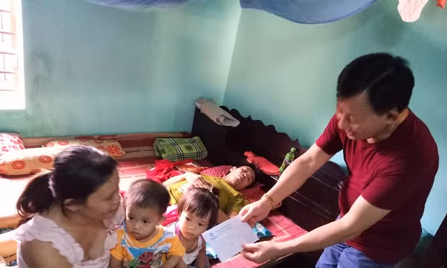 Ông Nguyễn Thanh Tú- Chánh văn phòng, Chủ tịch Công đoàn công ty Vinamilk trao suất quà 10 triệu đồng cho anh Ngô Phi Cương. 
