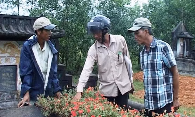 Nhiều ngôi mộ bị đóng đinh thép vào phần đầu như thế này. Ảnh: C.Tuyển 